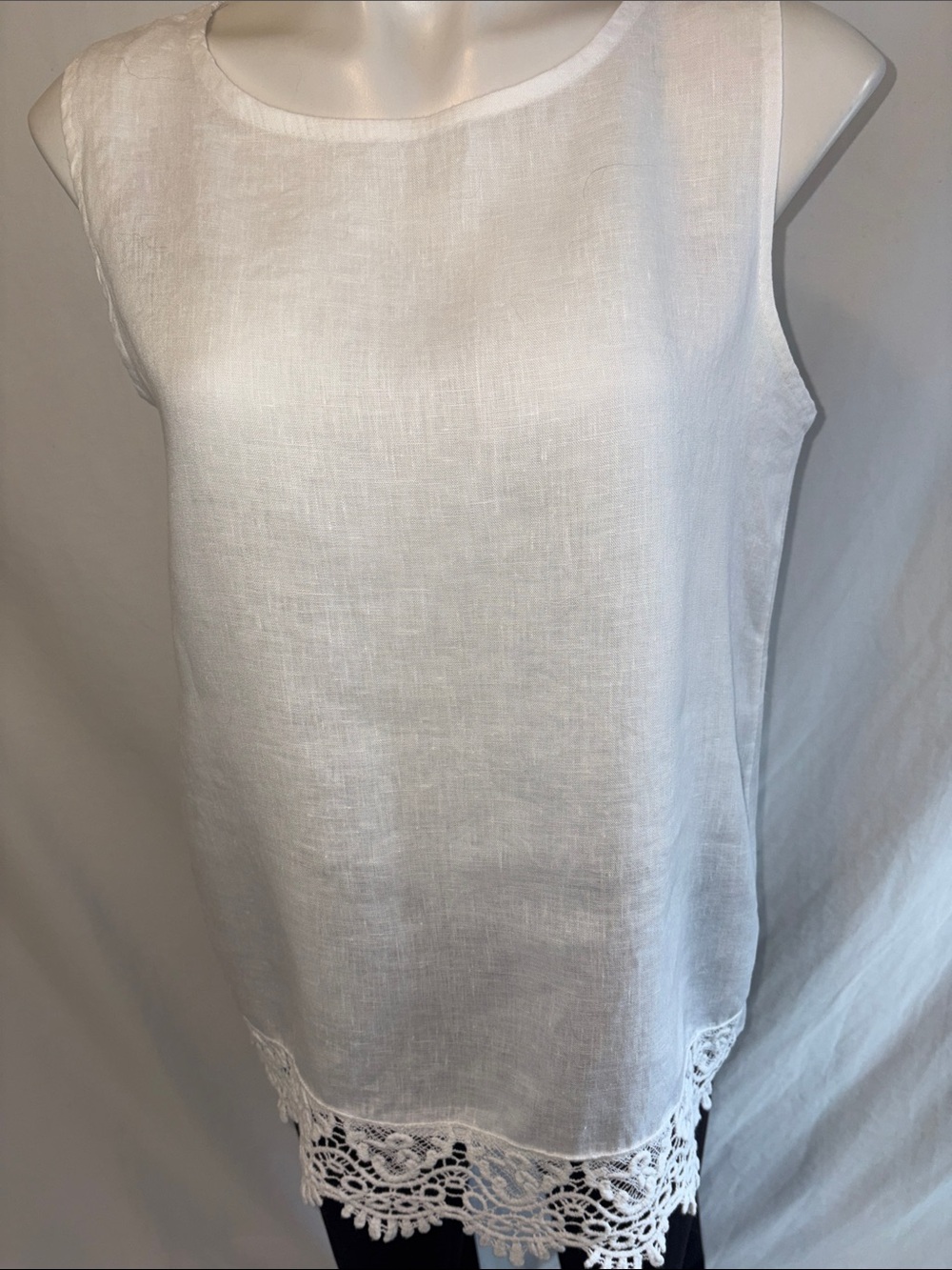 Lungo L’Arno Classic Linen Sleeveless Lace-Hem Tunic Top